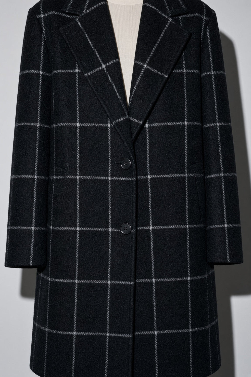 Women's Thick Coat Windowpane Plaid Longline — Collar & Neckline Detail