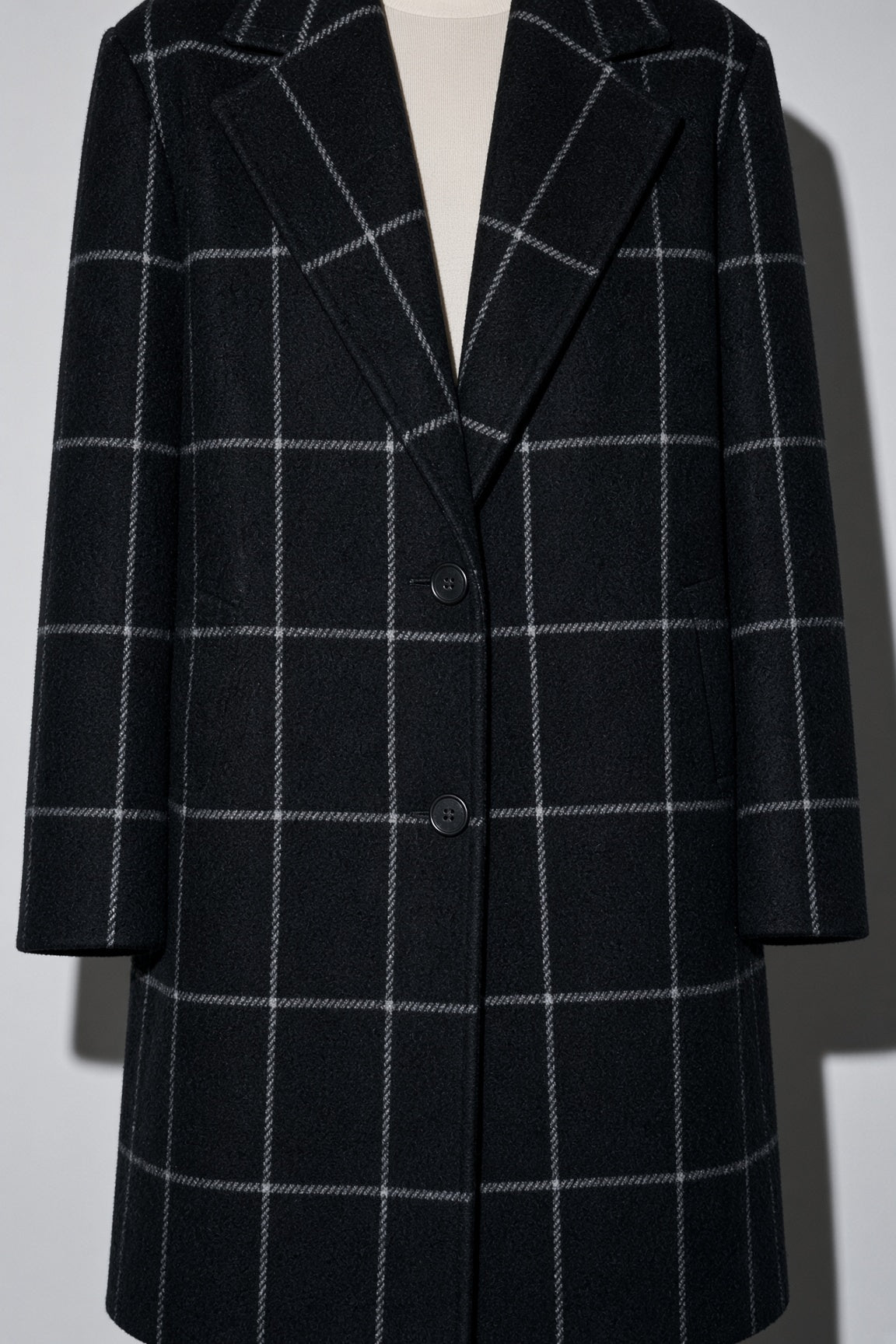 Women's Thick Coat Windowpane Plaid Longline — Collar & Neckline Detail